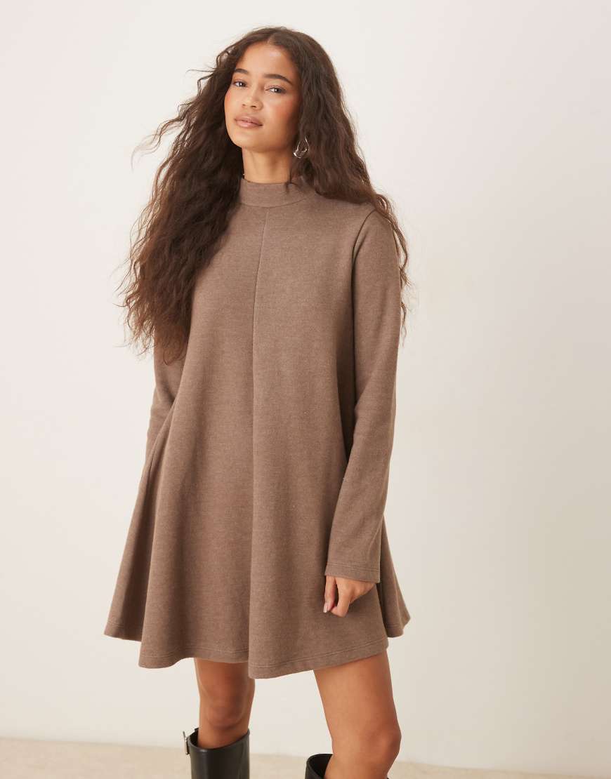 ASOS DESIGN - Hochgeschlossenes, superweiches Trapez-Minikleid in Mokka-Neutral von ASOS DESIGN