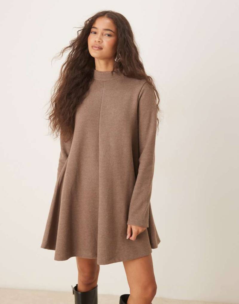 ASOS DESIGN - Hochgeschlossenes, superweiches Trapez-Minikleid in Mokka-Neutral von ASOS DESIGN