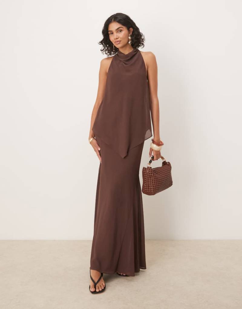 ASOS DESIGN - Hochgeschlossenes, doppellagiges Maxikleid aus Chiffon in Schokobraun von ASOS DESIGN