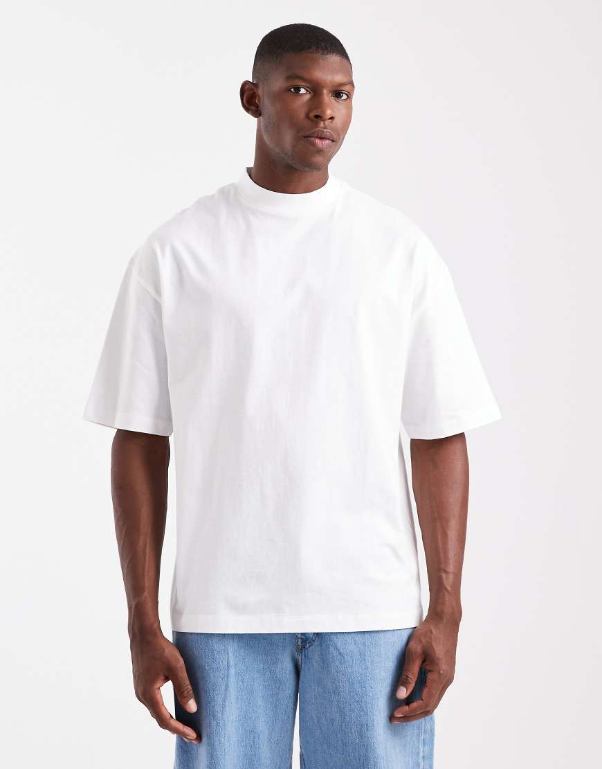 ASOS DESIGN - Hochgeschlossenes Basic-T-Shirt in Weiß mit Oversize-Schnitt von ASOS DESIGN