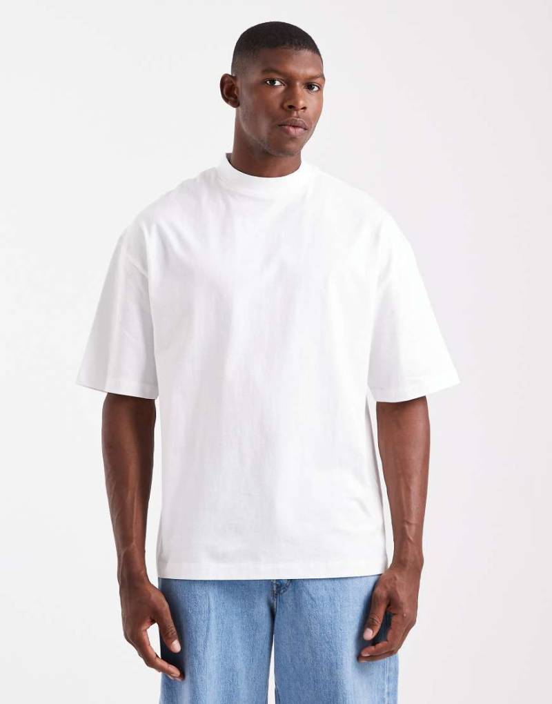 ASOS DESIGN - Hochgeschlossenes Basic-T-Shirt in Weiß mit Oversize-Schnitt von ASOS DESIGN