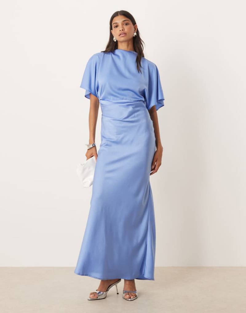 ASOS DESIGN - Hochgeschlossenes Blouson-Maxikleid aus Satin in Blau mit Flatterärmeln von ASOS DESIGN
