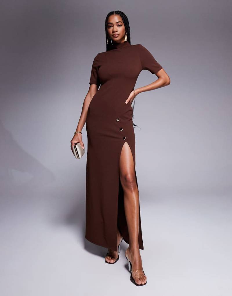ASOS DESIGN - Hochgeschlossenes Maxi-Bleistiftkleid in Braun mit 3/4-Ärmeln, Schlitz und großen goldfarbenen Knopf-Details von ASOS DESIGN