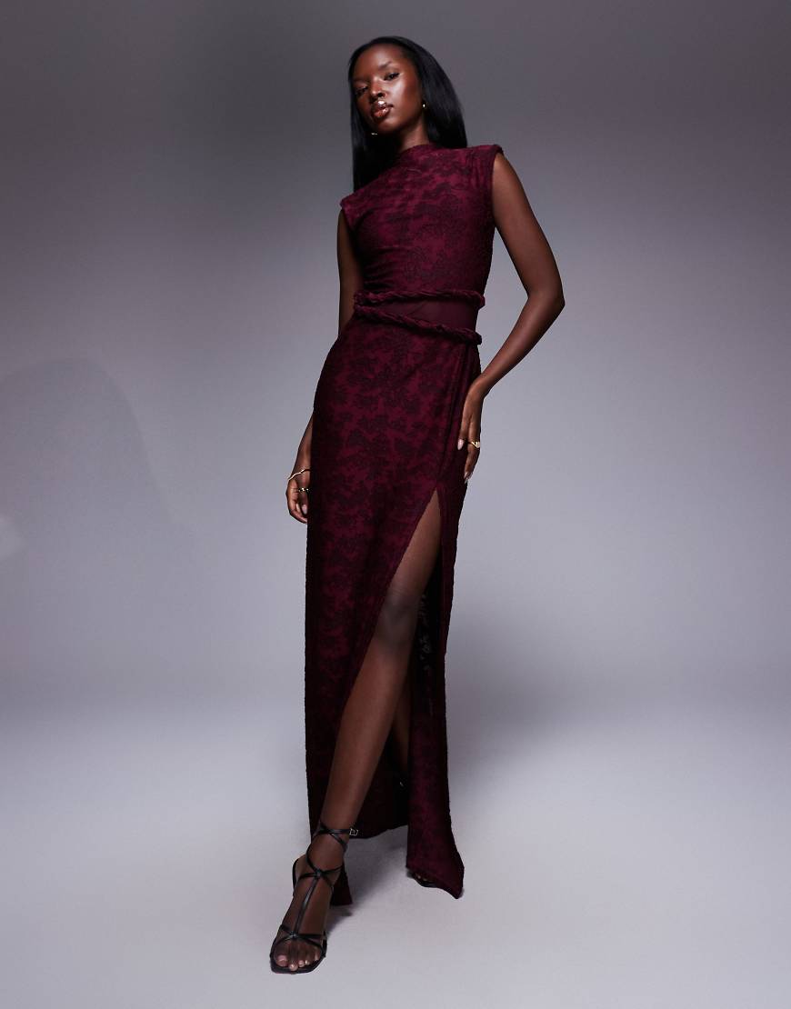 ASOS DESIGN - Hochgeschlossenes Maxikleid aus Ausbrennerstoff in Burgunderrot mit transparentem Einsatz und verdrehtem Detail von ASOS DESIGN
