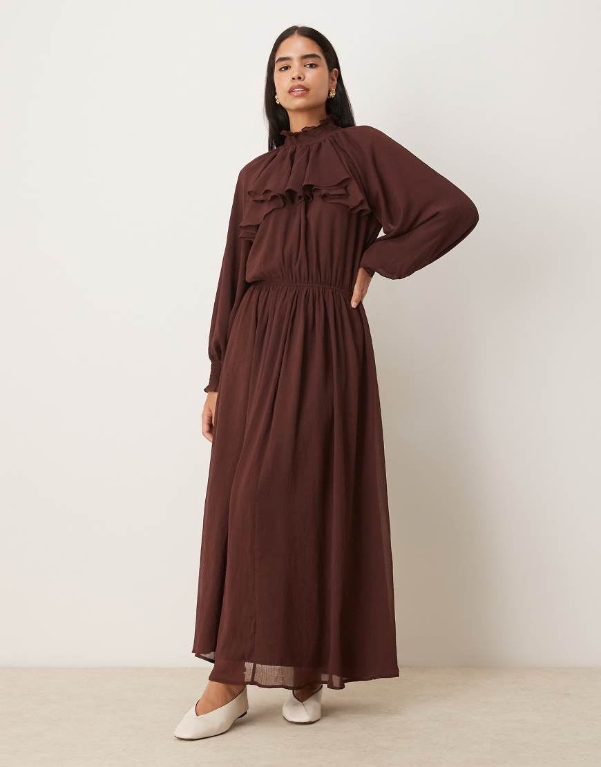 ASOS DESIGN - Hochgeschlossenes Maxikleid aus Chiffon in Schokobraun mit Rüschendetail-Blau von ASOS DESIGN