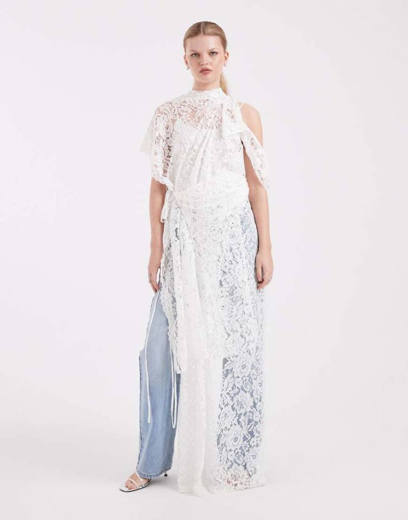 ASOS DESIGN - Hochgeschlossenes Maxikleid aus Spitze in Ecru mit gebundener Seite-Weiß von ASOS DESIGN