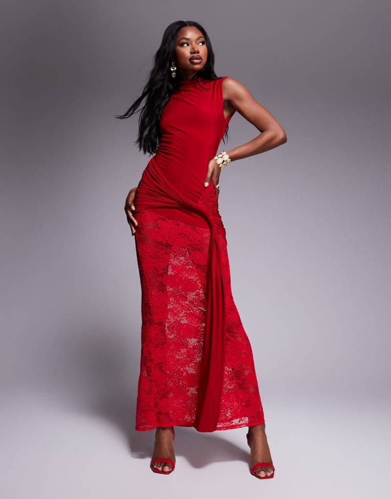 ASOS DESIGN - Hochgeschlossenes Maxikleid aus Spitze und Stoff in Rot mit breitem Bindedetail in der Taille von ASOS DESIGN
