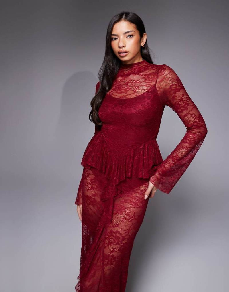 ASOS DESIGN - Hochgeschlossenes Maxikleid aus transparenter Spitze in Himbeerrot mit Schößchen und Body-Futter-Schwarz von ASOS DESIGN