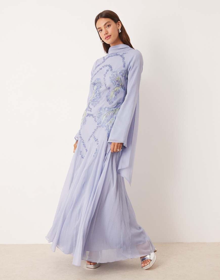 ASOS DESIGN - Hochgeschlossenes Maxikleid in Blau mit Stickerei, Perlenverzierung und weitem Godet-Rock von ASOS DESIGN