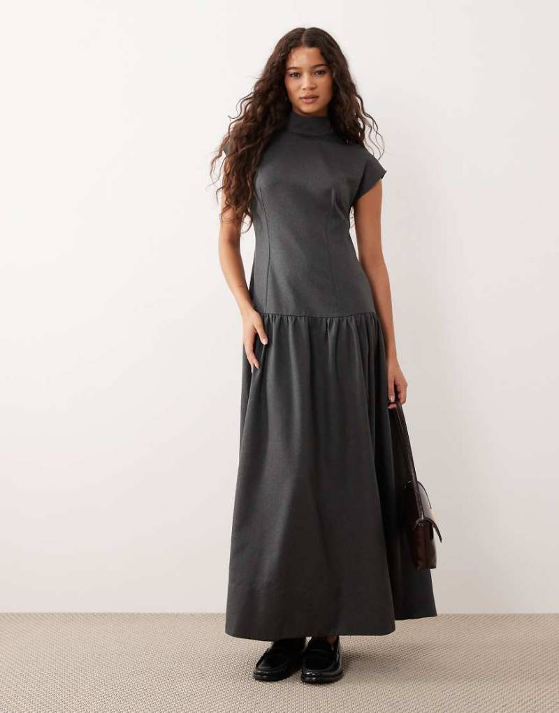 ASOS DESIGN - Hochgeschlossenes Maxikleid in Grau mit tiefer Taille von ASOS DESIGN