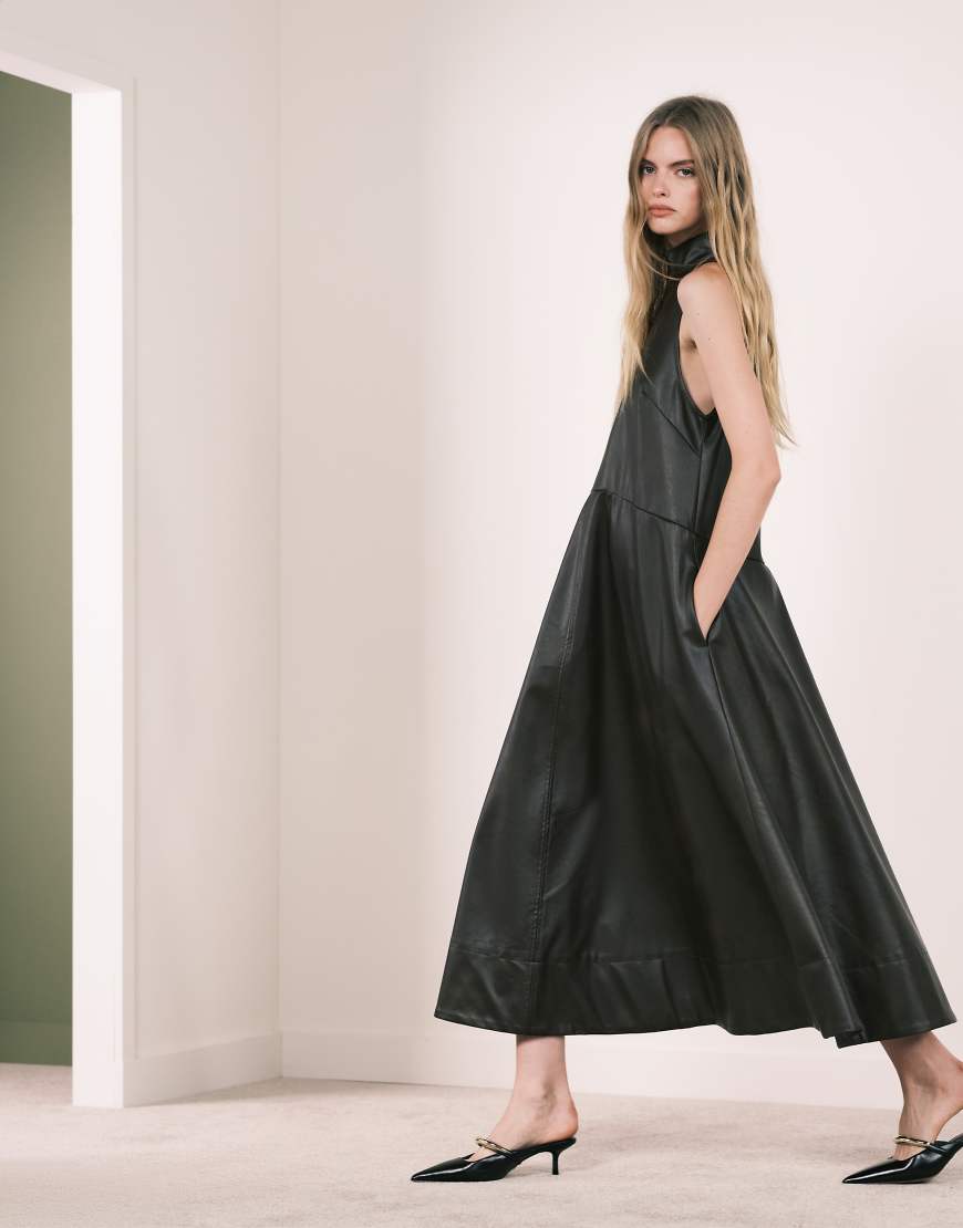 ASOS DESIGN - Hochgeschlossenes Maxikleid in Lederoptik mit Nähten in Vintage-Braun-Brown von ASOS DESIGN