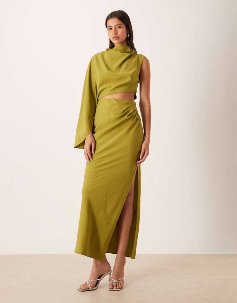 ASOS DESIGN - Hochgeschlossenes Maxikleid in Olivgrün mit One-Shoulder-Träger, Fledermausärmeln und Cut-out von ASOS DESIGN