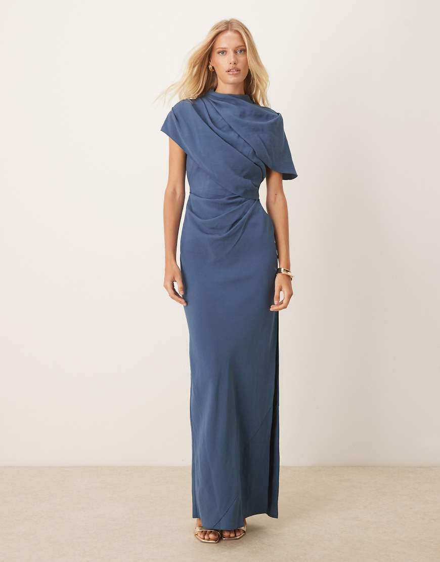 ASOS DESIGN - Hochgeschlossenes Maxikleid in Schieferblau mit drapiertem Oberteil und Cape von ASOS DESIGN