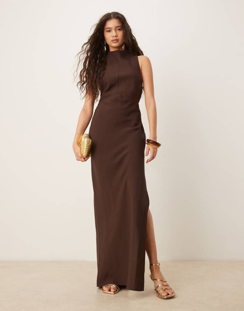 ASOS DESIGN - Hochgeschlossenes Maxikleid in Schokobraun mit Metalldetail von ASOS DESIGN