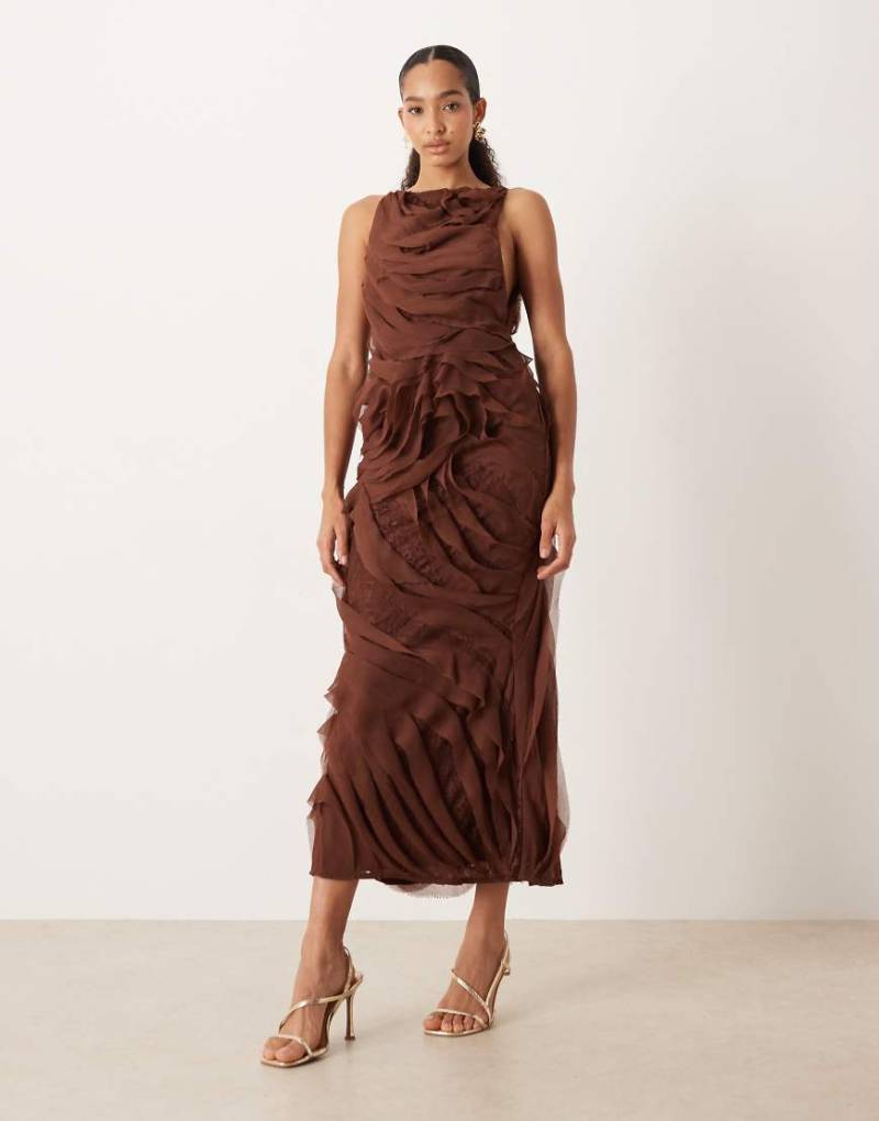 ASOS DESIGN - Hochgeschlossenes Maxikleid in Schokobraun mit offener Kante, Rüschen und Spitzeneinsätzen-Brown von ASOS DESIGN