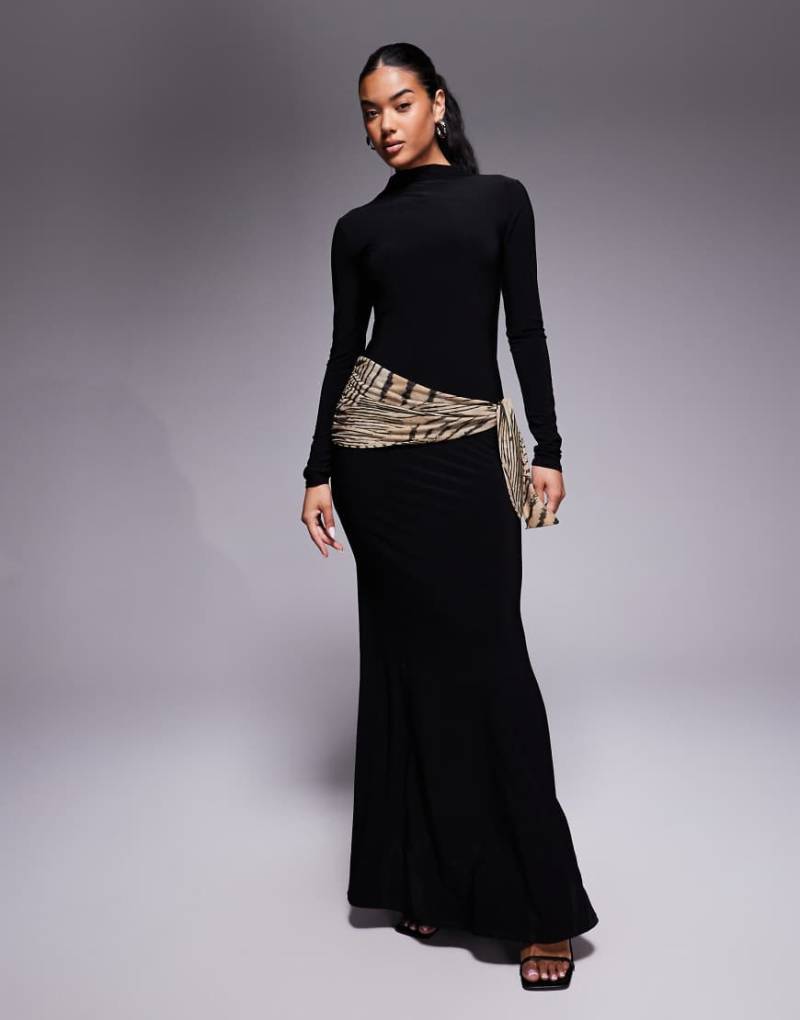 ASOS DESIGN - Hochgeschlossenes Maxikleid in Schwarz mit Rückenausschnitt und bedrucktem Schal-Detail-Bunt von ASOS DESIGN