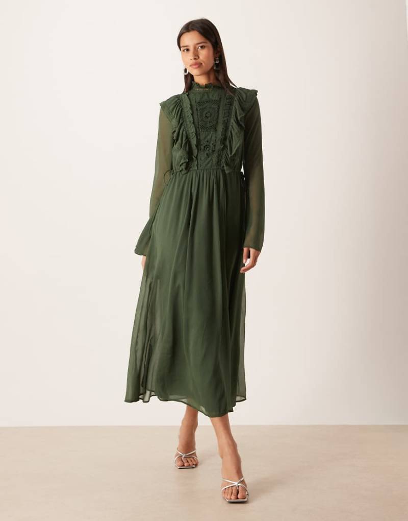 ASOS DESIGN - Hochgeschlossenes Maxikleid in Waldgrün mit Rüschen, Spitzeneinsätzen und Bändern von ASOS DESIGN