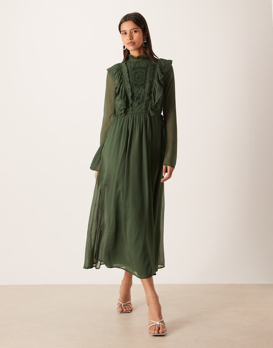 ASOS DESIGN - Hochgeschlossenes Maxikleid in Waldgrün mit Rüschen, Spitzeneinsätzen und Bändern von ASOS DESIGN