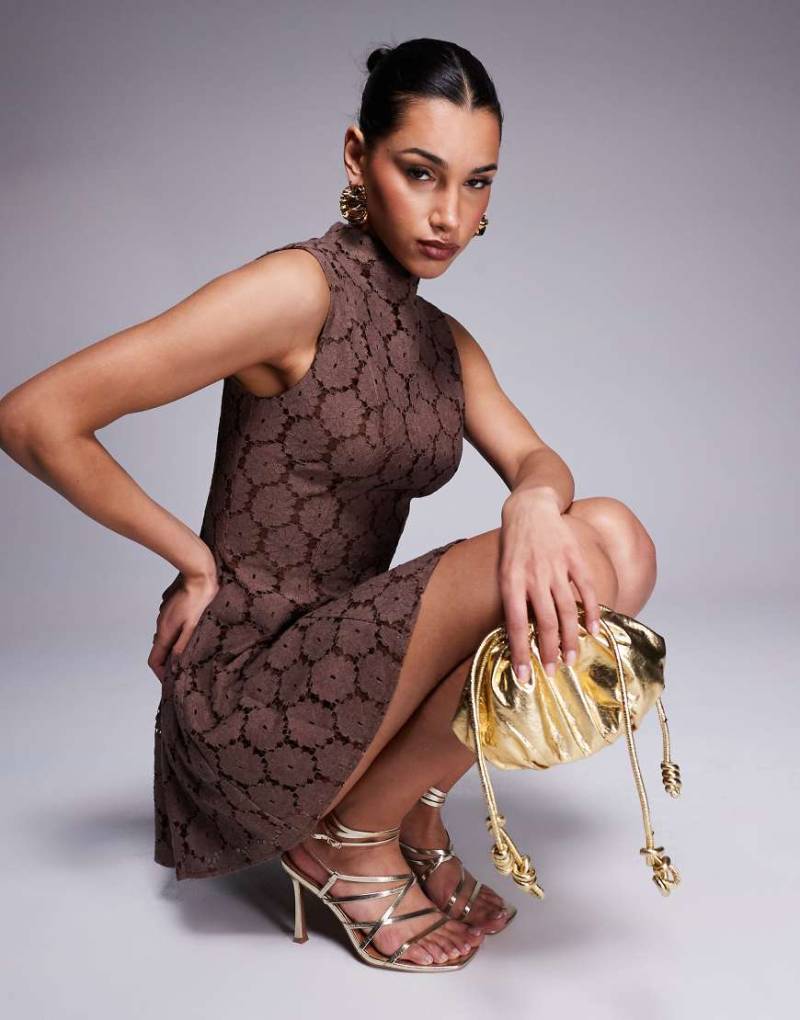 ASOS DESIGN - Hochgeschlossenes Minikleid aus Spitze in Schokobraun mit Falten von ASOS DESIGN