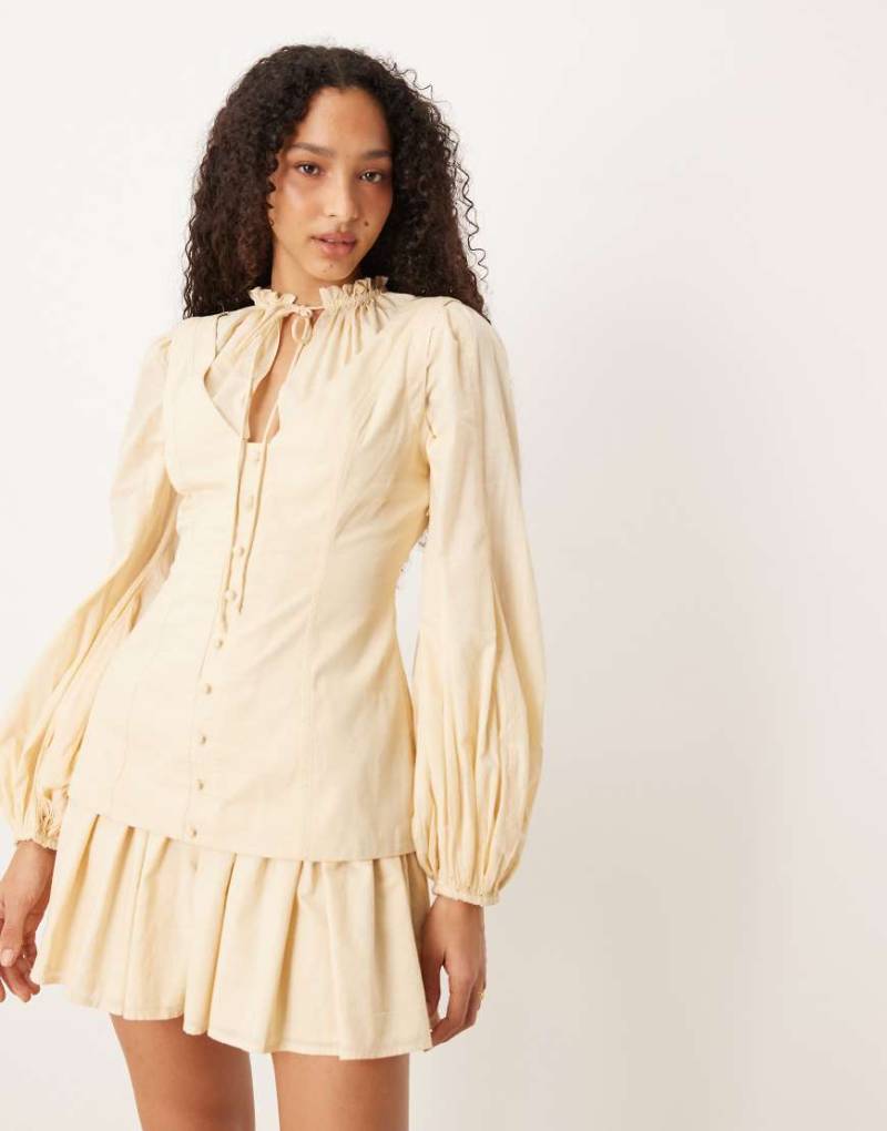 ASOS DESIGN - Hochgeschlossenes Minikleid in Cremeweiß mit Blousonärmeln und Knopfleiste-Bunt von ASOS DESIGN