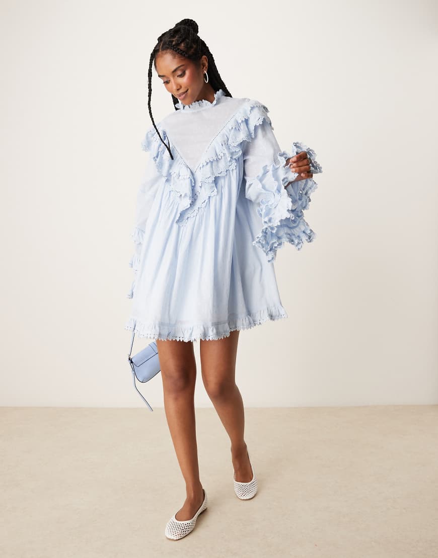 ASOS DESIGN - Hochgeschlossenes Minikleid in Zartblau mit abgeschrägtem Rüschen-Design von ASOS DESIGN