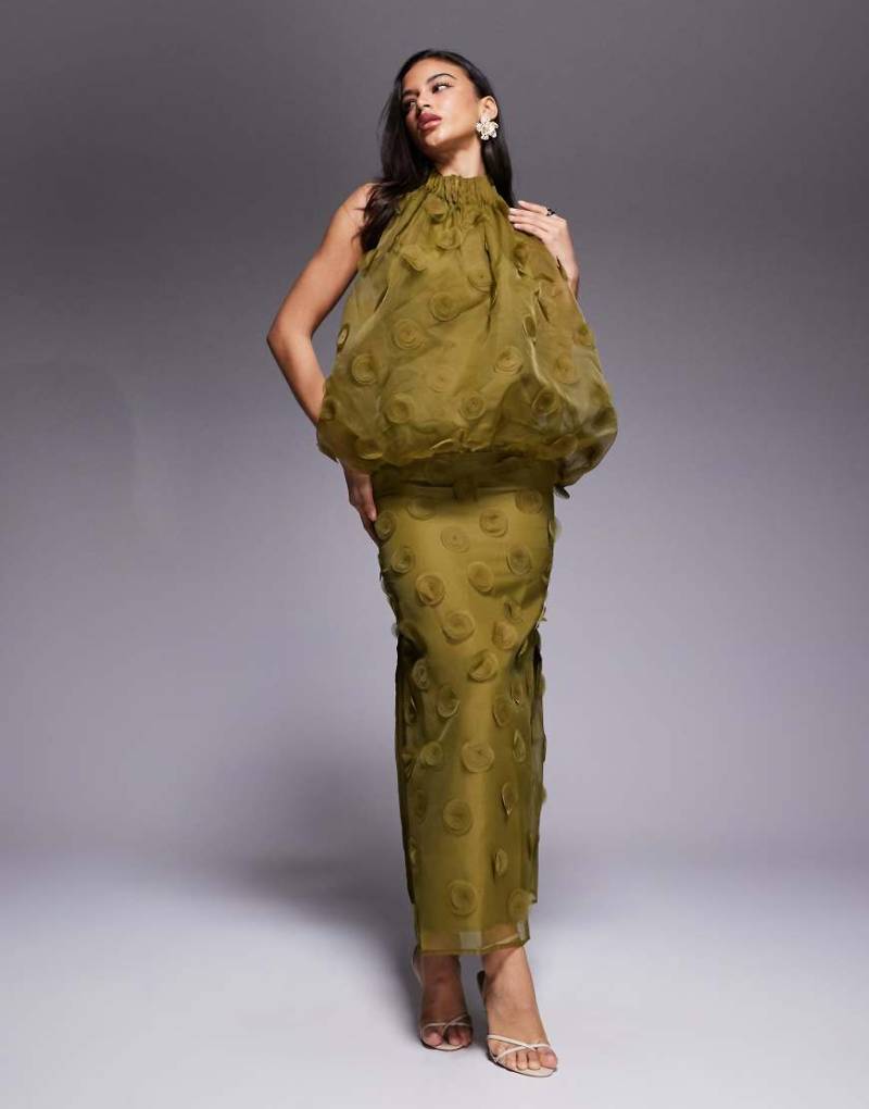 ASOS DESIGN - Hochgeschlossenes Neckholder-Maxikleid aus Organza in Dunkelgrün von ASOS DESIGN