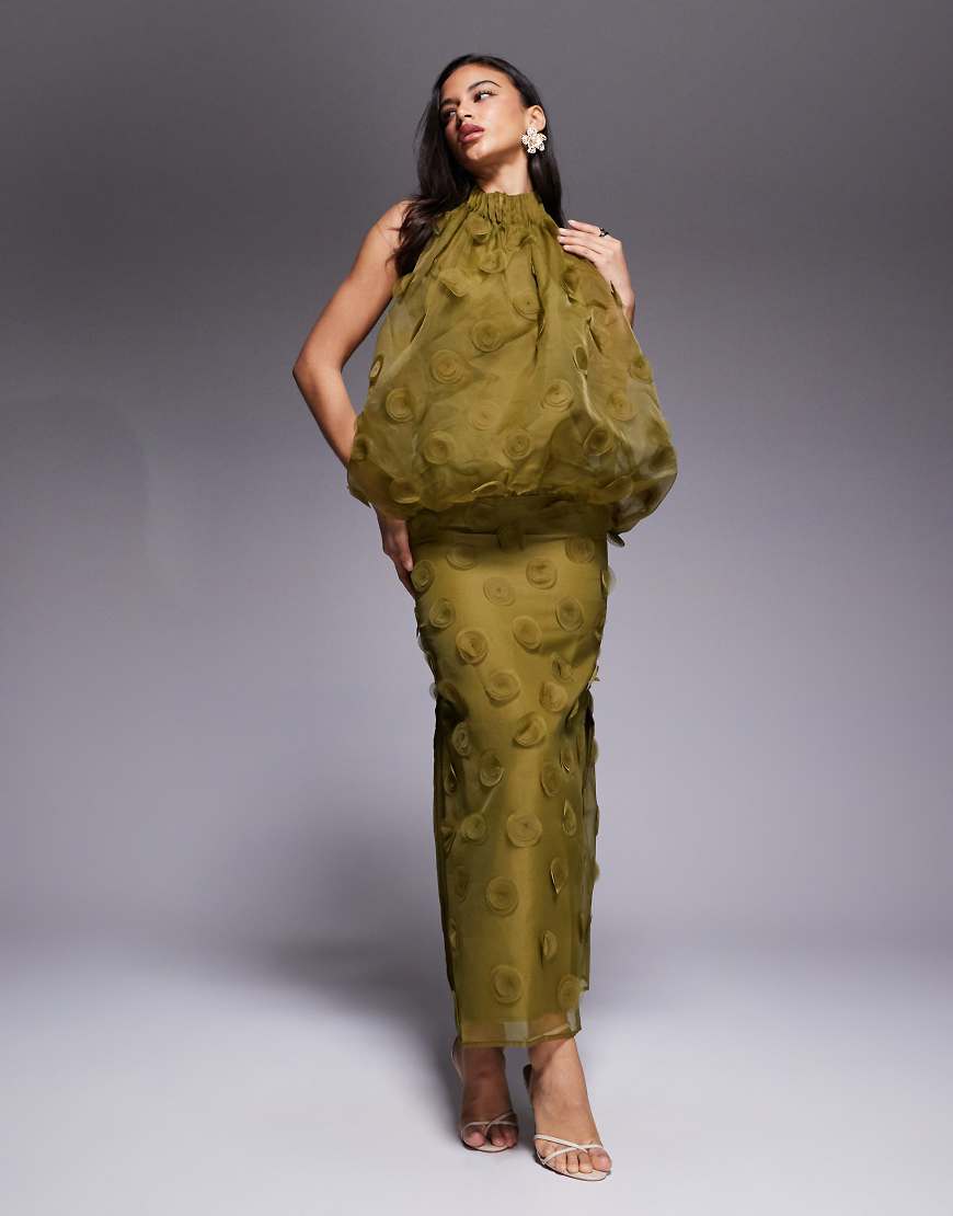 ASOS DESIGN - Hochgeschlossenes Neckholder-Maxikleid aus Organza in Dunkelgrün von ASOS DESIGN