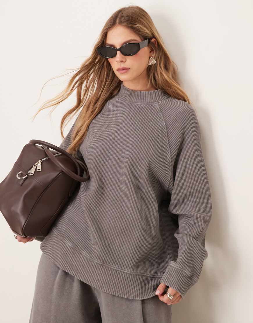 ASOS DESIGN - Hochgeschlossenes Oberteil aus schwerem Material in verwaschenem Grau mit Waffelstruktur und langen Raglan-Ärmeln von ASOS DESIGN
