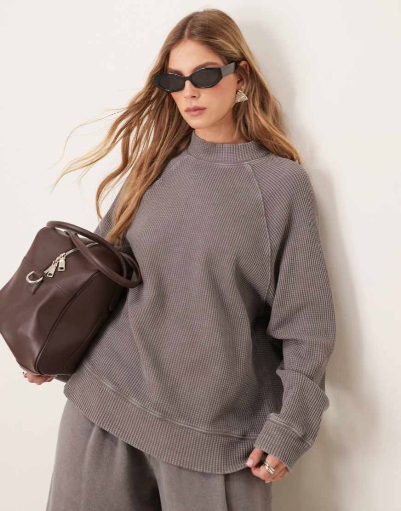 ASOS DESIGN - Hochgeschlossenes Oberteil aus schwerem Material in verwaschenem Grau mit Waffelstruktur und langen Raglan-Ärmeln von ASOS DESIGN