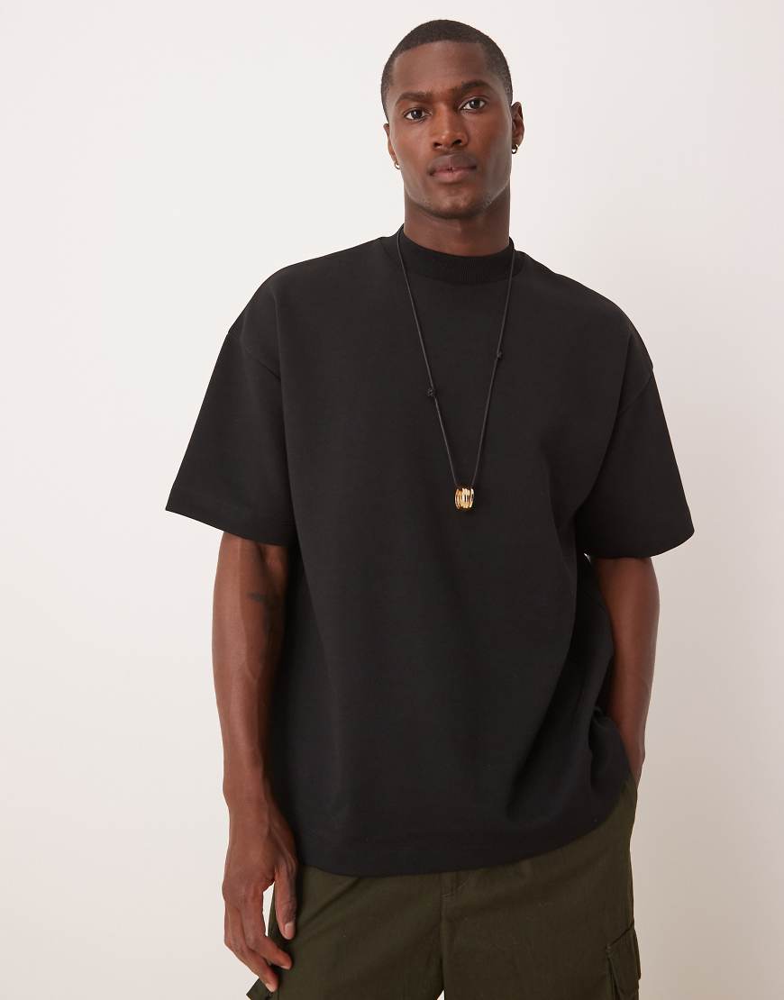 ASOS DESIGN - Premium - Hochgeschlossenes Oversize-T-Shirt aus Interlock in Schwarz mit überschnittenen Schultern ASOS DESIGN - Premium - Hochgeschlossenes Oversize-T-Shirt aus Interlock in Schwarz mit überschnittenen Schultern von ASOS DESIGN