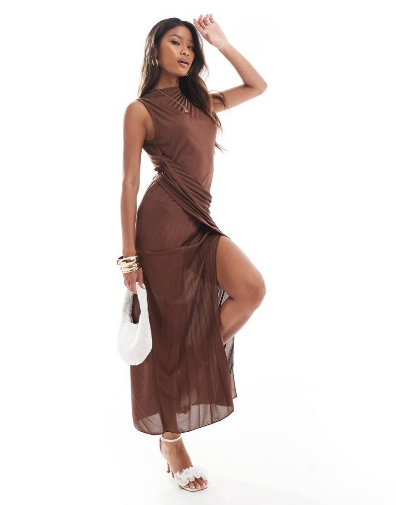 ASOS DESIGN - Hochgeschlossenes Plissee-Maxikleid in Schokobraun mit drapiertem Wickelrock von ASOS DESIGN