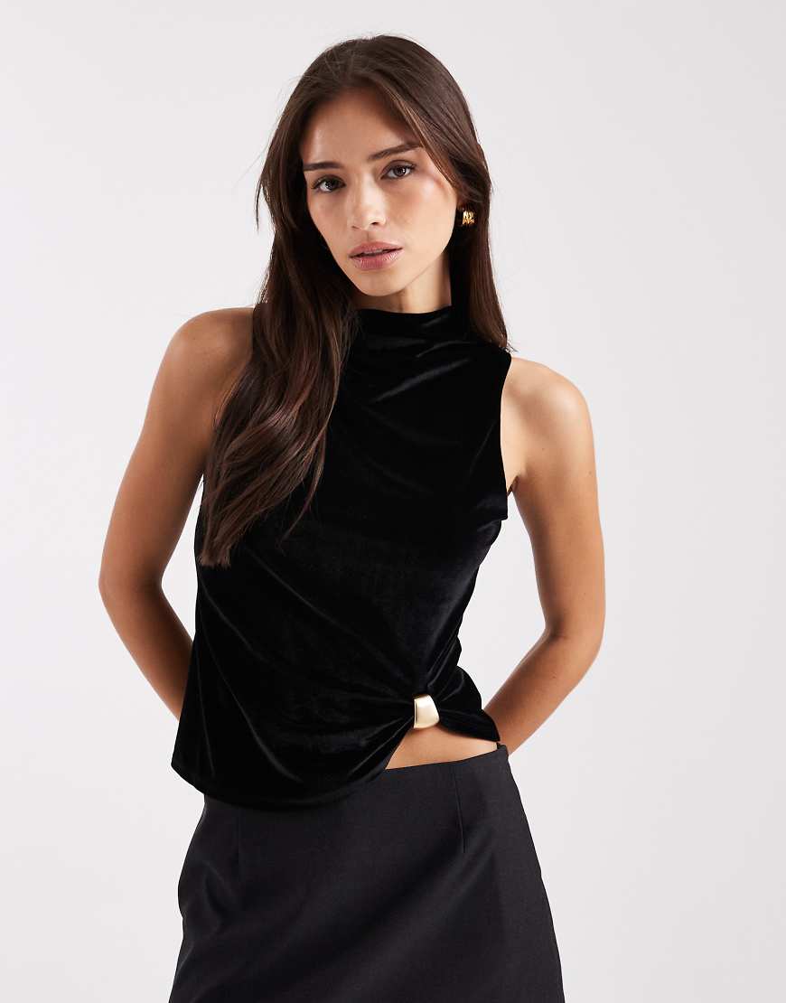 ASOS DESIGN - Tanktop aus Samt mit Stehkragen und Metalldetail-Schwarz von ASOS DESIGN