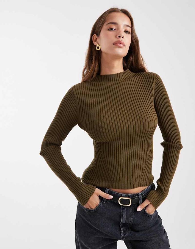 ASOS DESIGN - Hochgeschlossenes Strickoberteil in Olivgrün mit platzierter Rippenstruktur von ASOS DESIGN