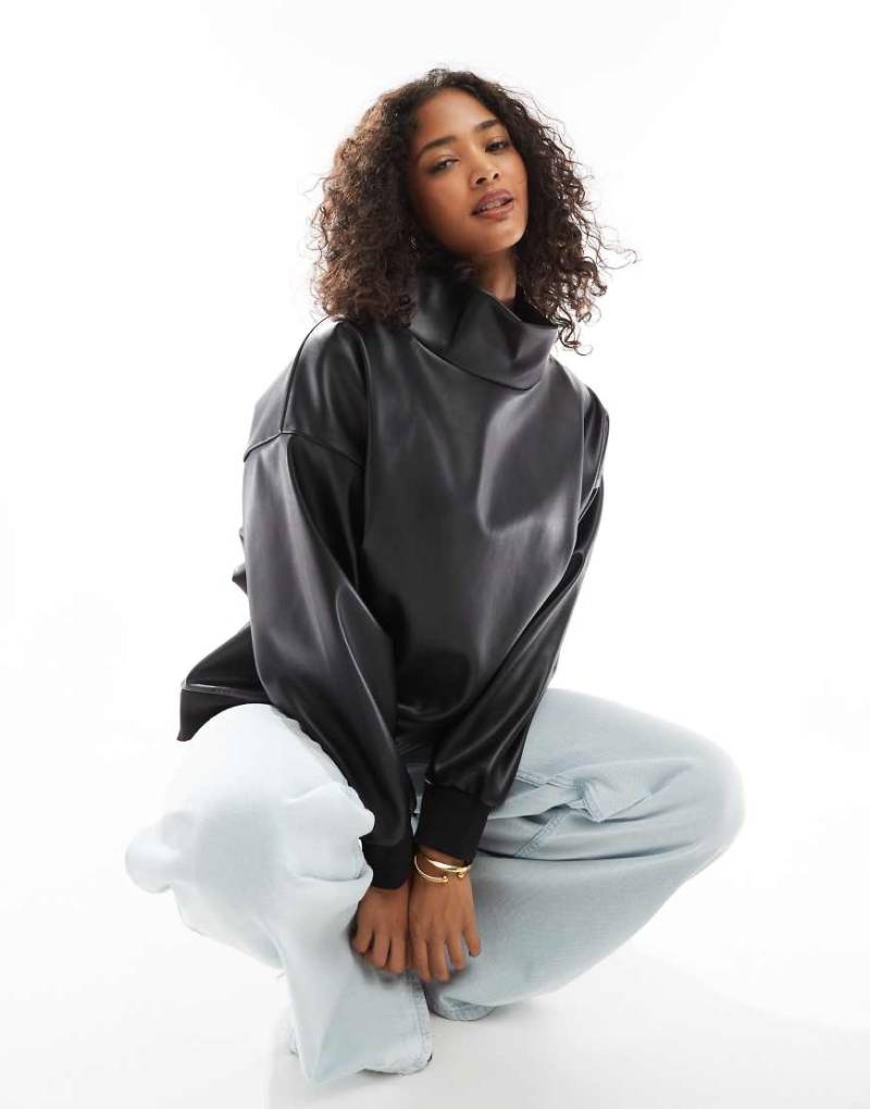 ASOS DESIGN - Hochgeschlossenes Sweatshirt aus PU-Kunstleder in Schwarz von ASOS DESIGN