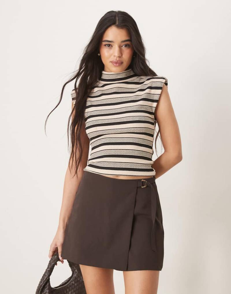 ASOS DESIGN - Hochgeschlossenes Tanktop in kamelbraun-schwarz gestreift mit Schulterpolstern-Weiß von ASOS DESIGN