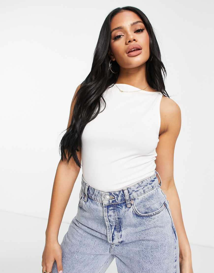 ASOS DESIGN - Hochgeschlossenes Trägershirt in Weiß von ASOS DESIGN