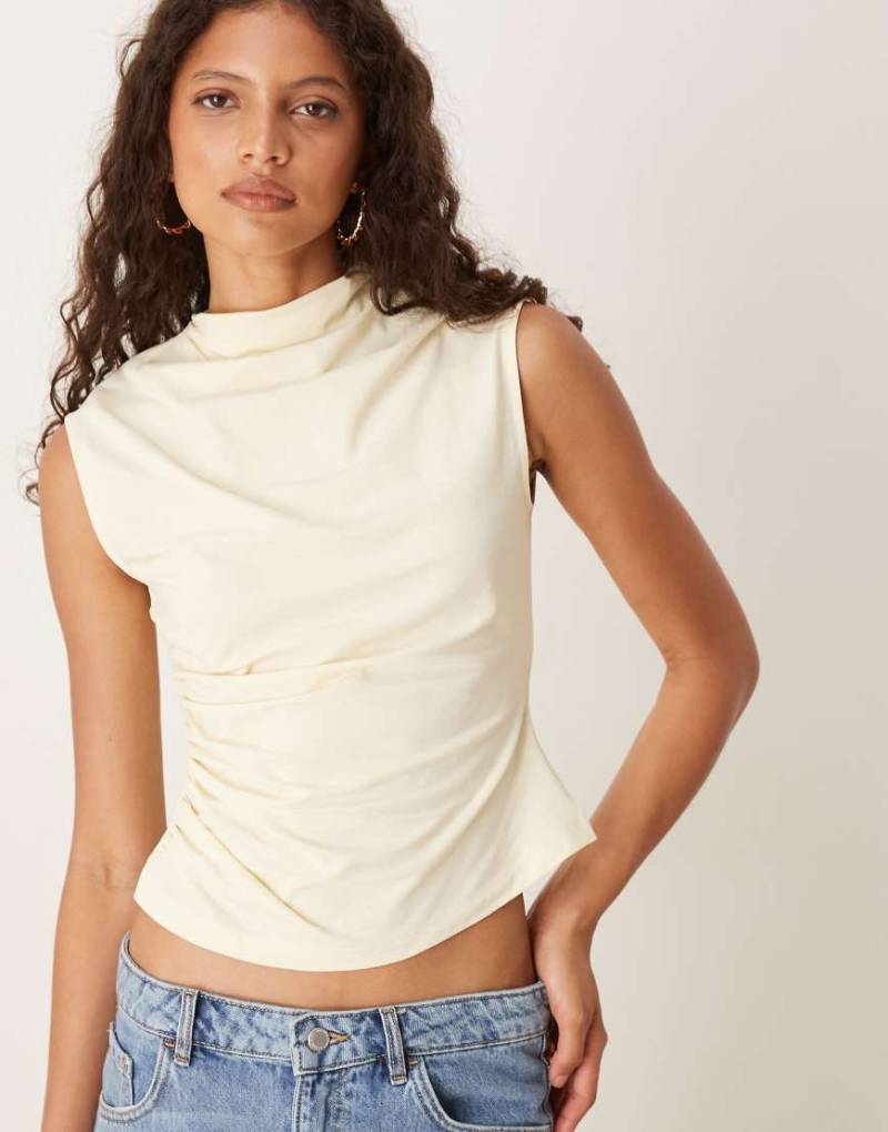 ASOS DESIGN - Hochgeschlossenes, drapiertes Oberteil in Buttergelb mit geraffter Taille ASOS DESIGN - Hochgeschlossenes, drapiertes Oberteil in Buttergelb mit geraffter Taille von ASOS DESIGN