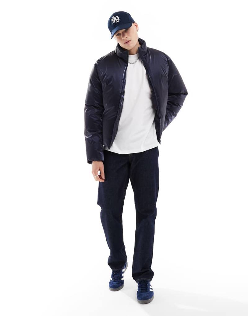 ASOS DESIGN - Hochglänzende Oversize-Pufferjacke in Marineblau von ASOS DESIGN