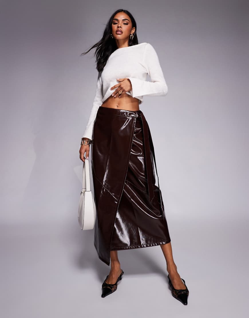 ASOS DESIGN - Hochglänzender Midi-Wickelrock aus Kunstleder in Burgunderrot von ASOS DESIGN