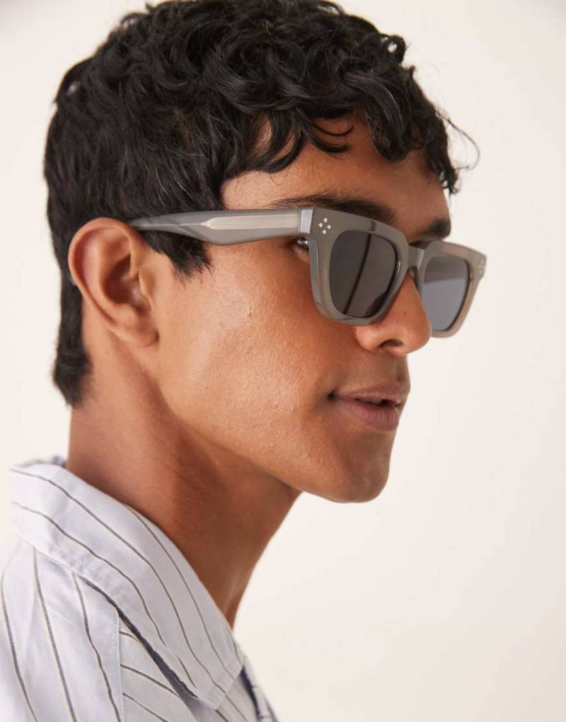 ASOS DESIGN - Hochwertige, breite Sonnenbrille mit eckigem, transparentem Gestell in Grau und getönten Gläsern von ASOS DESIGN