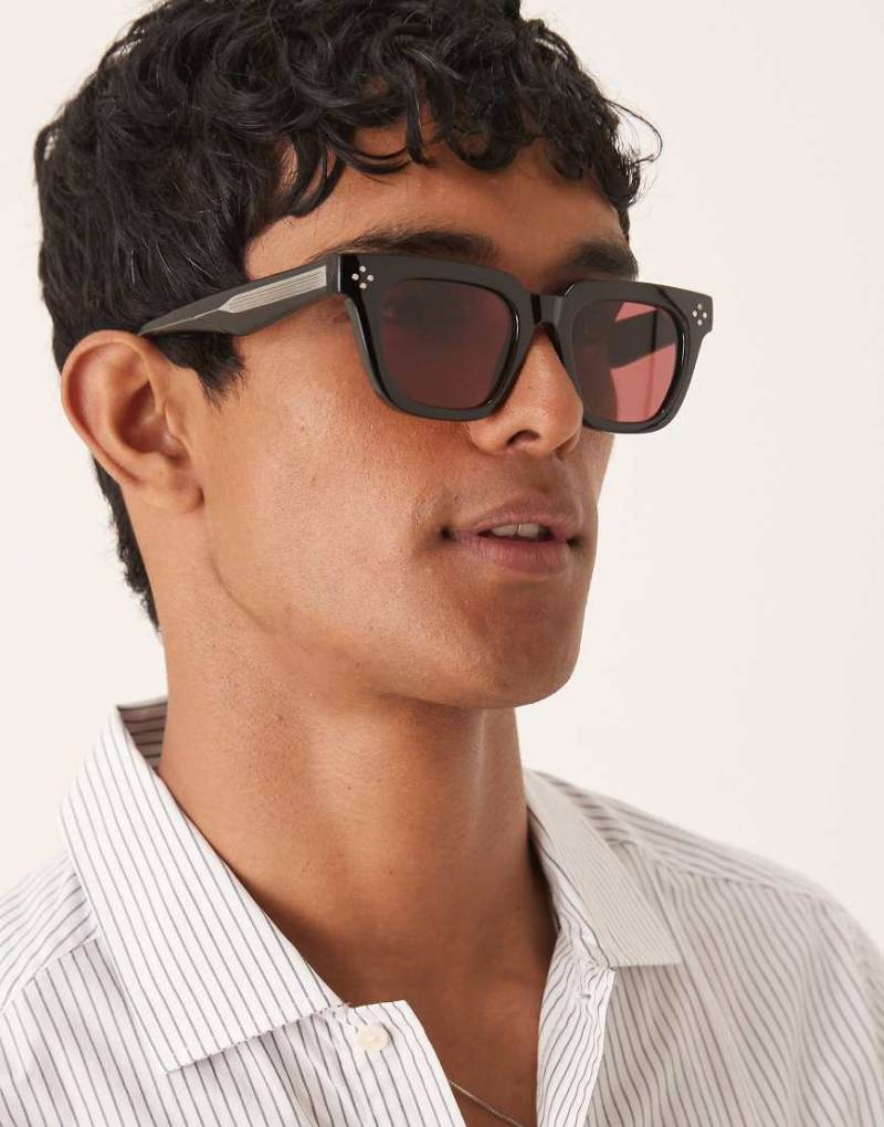 ASOS DESIGN - Hochwertige, breite Sonnenbrille mit eckigem Gestell in Schwarz und Gläsern in Burgunderrot von ASOS DESIGN
