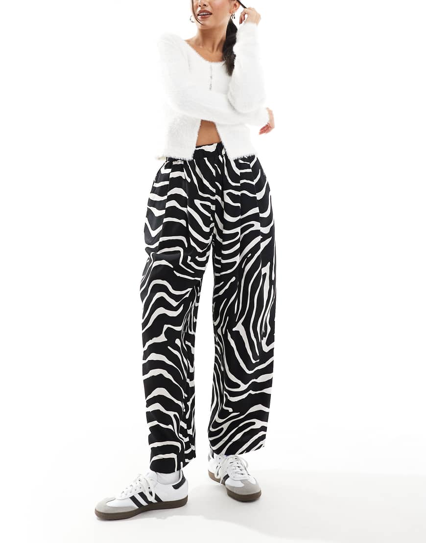 ASOS DESIGN - Hochwertige, lässige Bundfaltenhose mit Zebraprint und elastischem Bund-Bunt von ASOS DESIGN