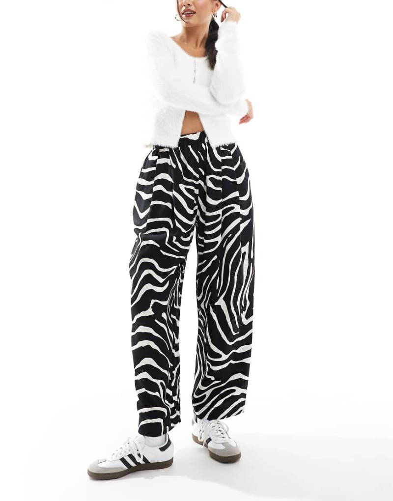 ASOS DESIGN - Hochwertige, lässige Bundfaltenhose mit Zebraprint und elastischem Bund-Bunt von ASOS DESIGN