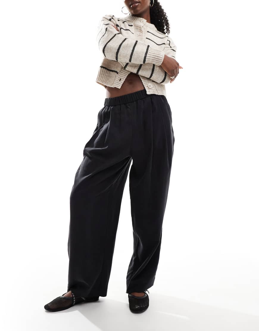 ASOS DESIGN - Hochwertige, lässige Schlupfhose in verwaschenem Schwarz mit Bundfalten von ASOS DESIGN