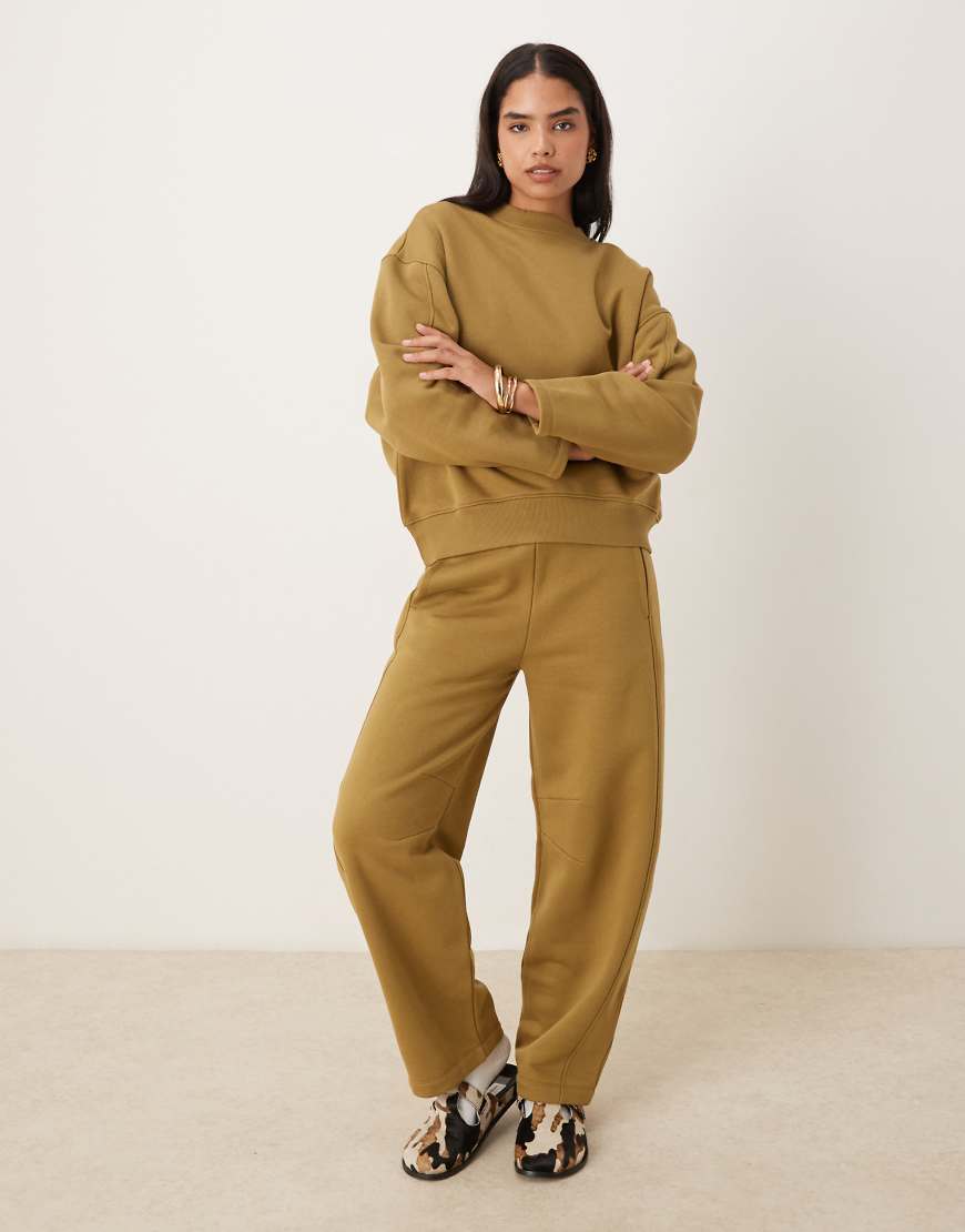 ASOS DESIGN - Hochwertige, schwere Barrel-Leg-Jogginghose in Keksbraun mit Ziernähten, 500 g/m²-Neutral von ASOS DESIGN