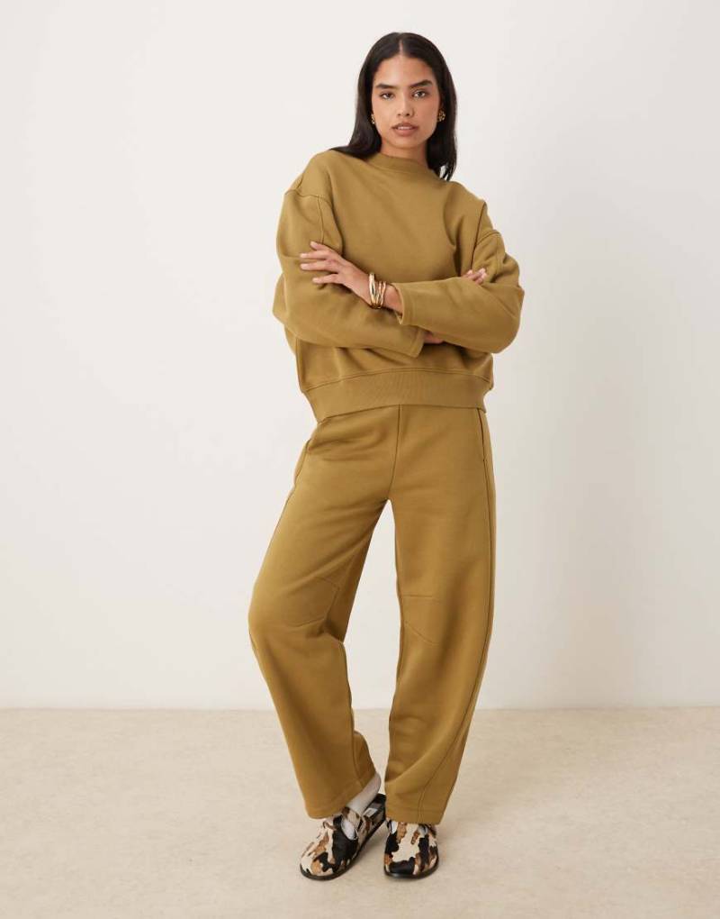ASOS DESIGN - Hochwertige, schwere Barrel-Leg-Jogginghose in Keksbraun mit Ziernähten, 500 g/m²-Neutral von ASOS DESIGN