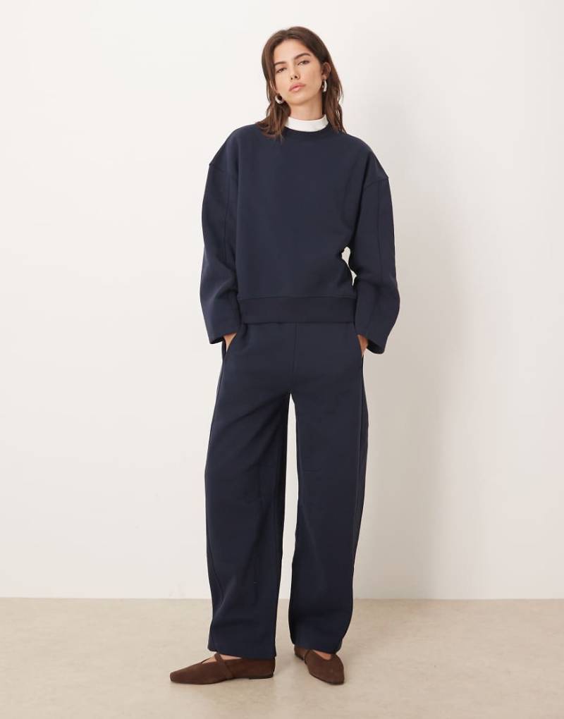 ASOS DESIGN - Hochwertige, schwere Barrel Leg Jogginghose in Marineblau mit Ziernähten, 500 g/m² ASOS DESIGN - Hochwertige, schwere Barrel Leg Jogginghose in Marineblau mit Ziernähten, 500 g/m² von ASOS DESIGN