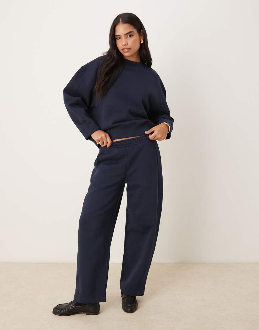 ASOS DESIGN - Hochwertige, schwere Barrel Leg Jogginghose in Marineblau mit Ziernähten, 500 g/m² von ASOS DESIGN