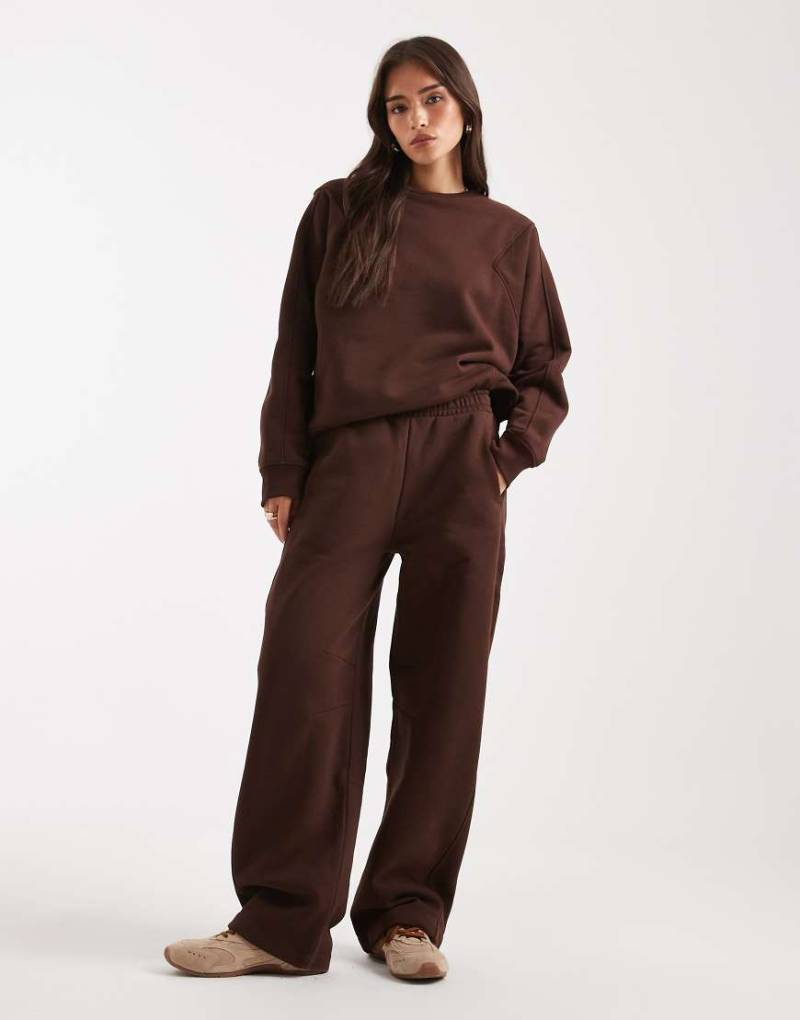 ASOS DESIGN - Hochwertige, schwere Barrel Leg Jogginghose in Schokobraun mit Ziernähten, 500 g/m²-Brown ASOS DESIGN - Hochwertige, schwere Barrel Leg Jogginghose in Schokobraun mit Ziernähten, 500 g/m²-Brown von ASOS DESIGN