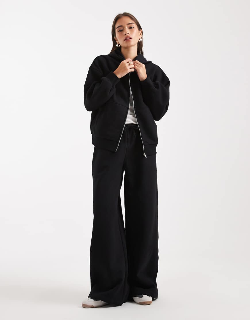 ASOS DESIGN - Hochwertige, schwere Jogginghose in Schwarz mit weitem Bein und Ziernähten, 500 g/m² ASOS DESIGN - Hochwertige, schwere Jogginghose in Schwarz mit weitem Bein und Ziernähten, 500 g/m² von ASOS DESIGN